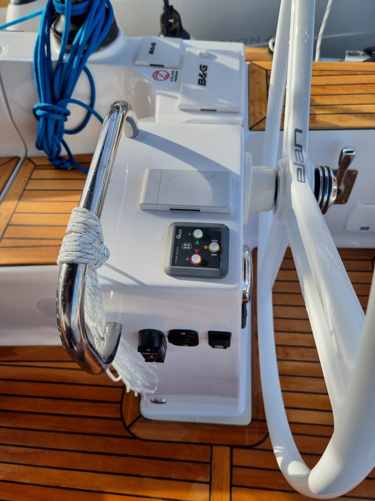 Sailing yacht 