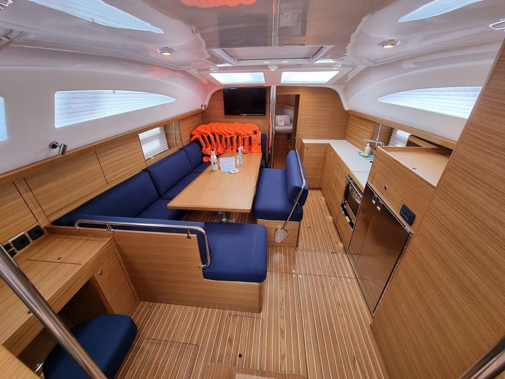 Sailing yacht 