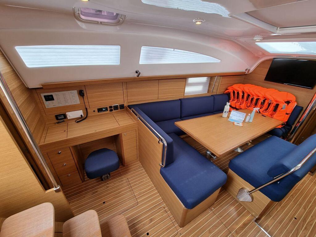 Sailing yacht 