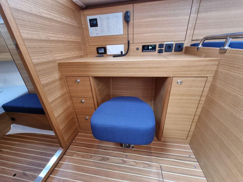 Sailing yacht 