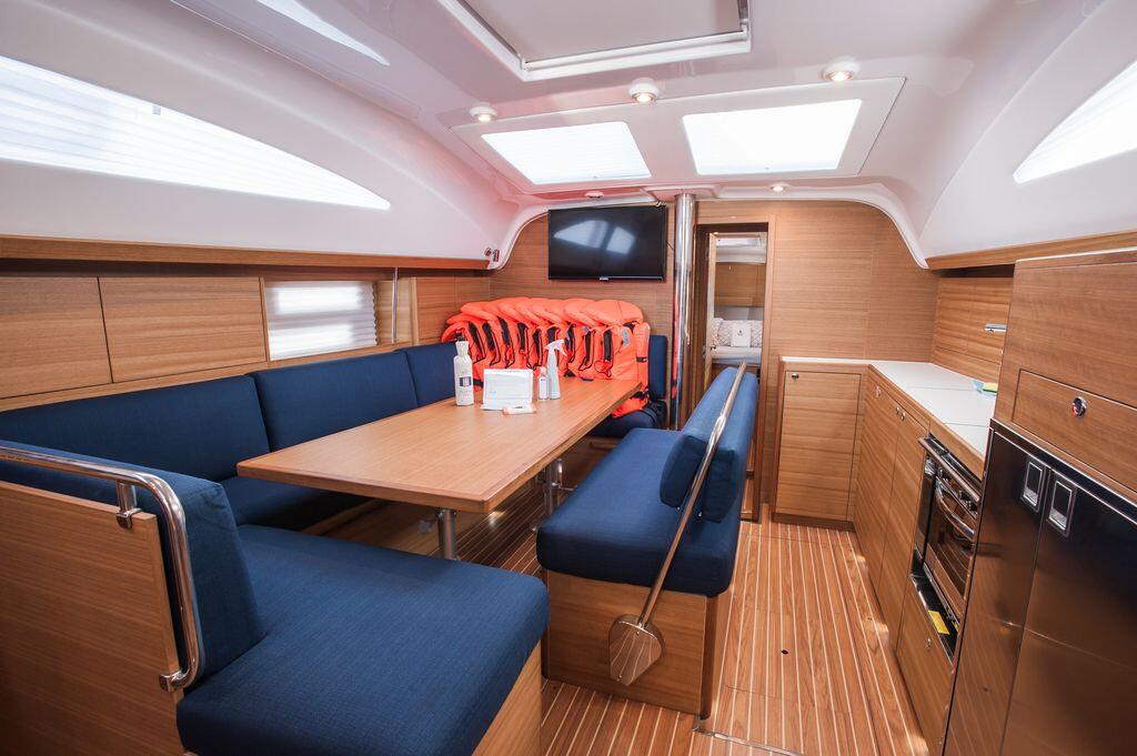 Sailing yacht 
