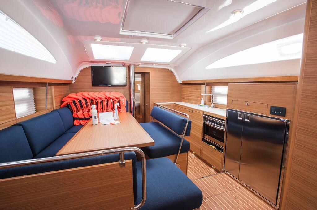 Sailing yacht 