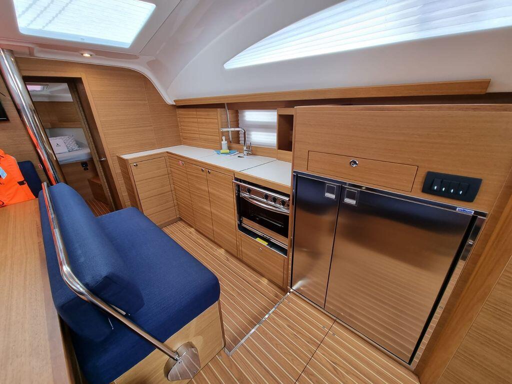 Sailing yacht 