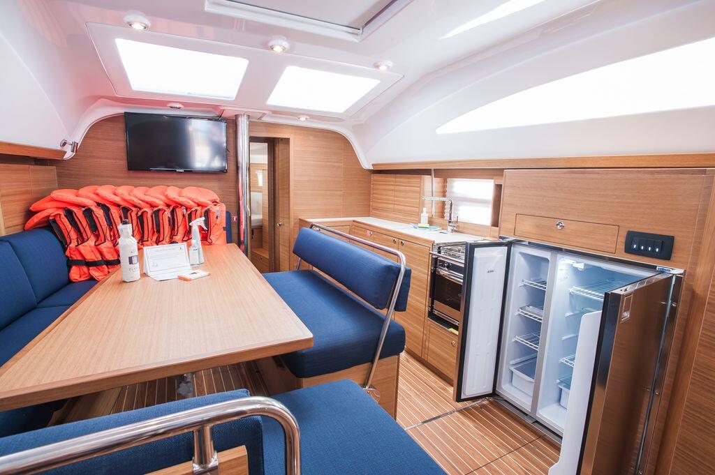 Sailing yacht 