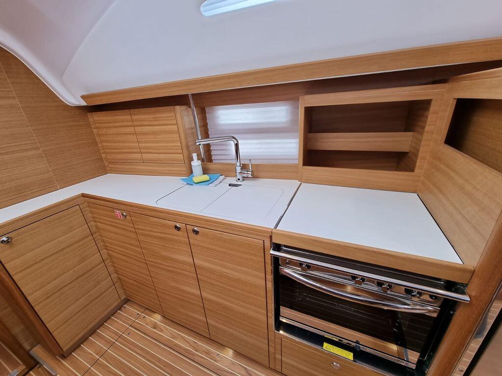 Sailing yacht 