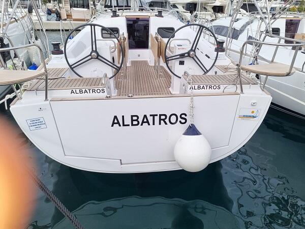 Sailing yacht 