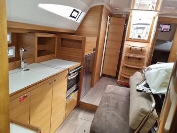 Sailing yacht 