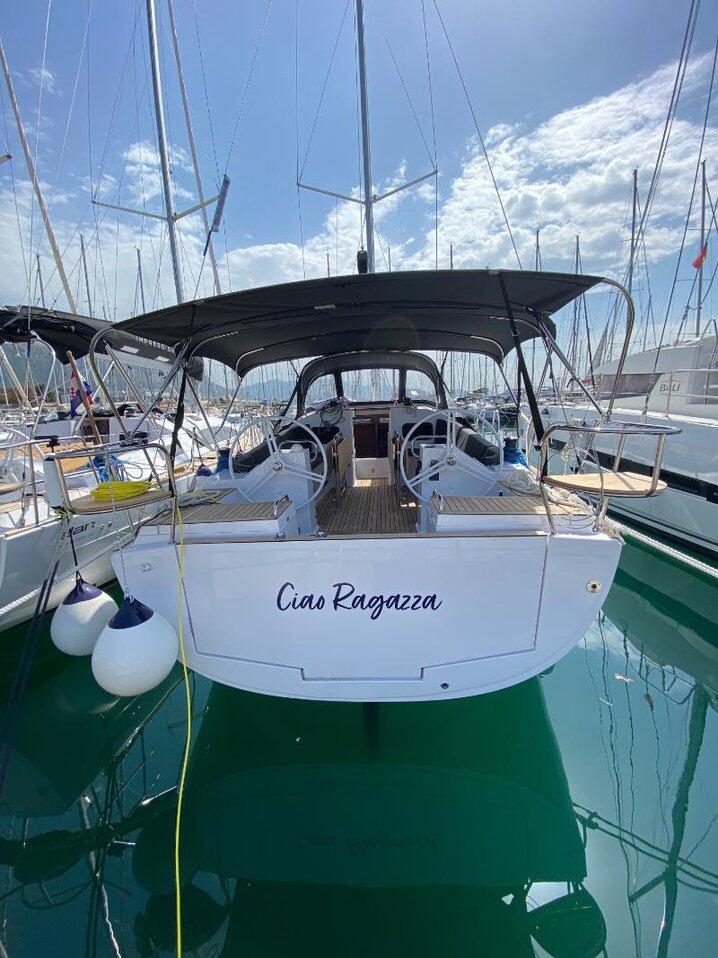 Sailing yacht 