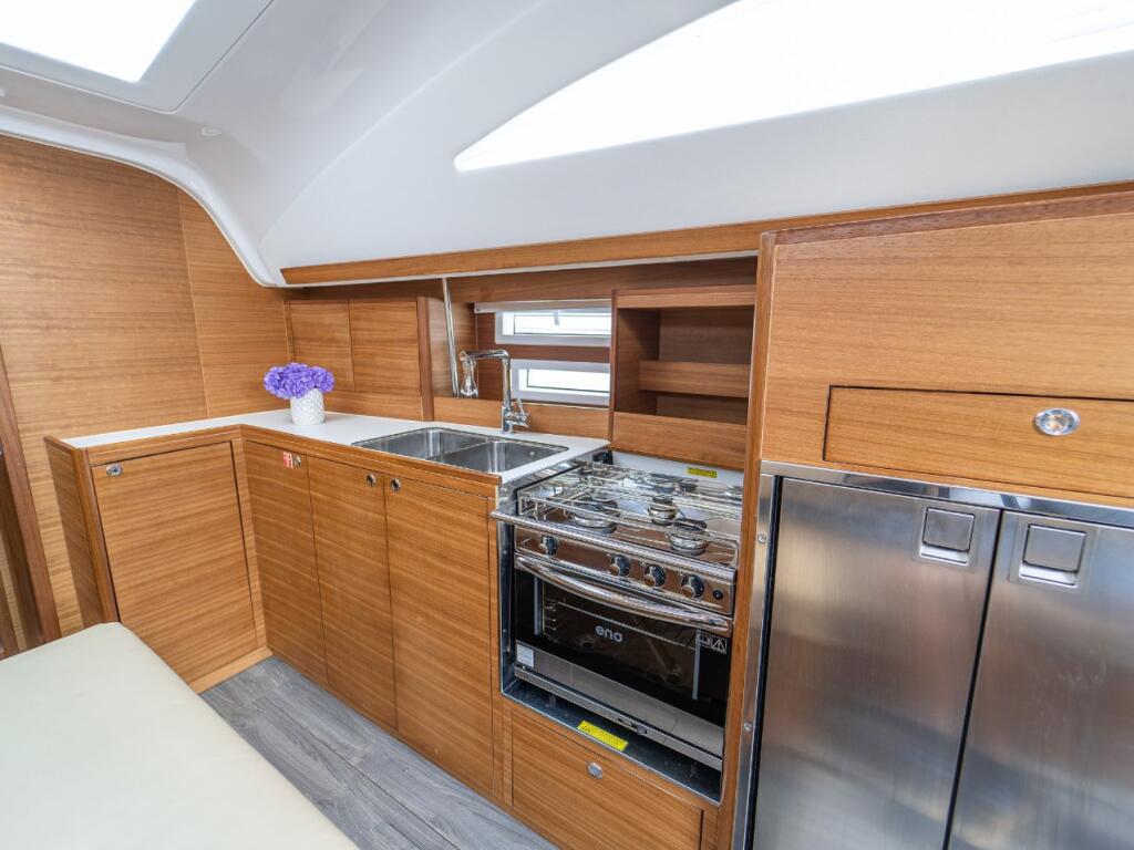 Sailing yacht 