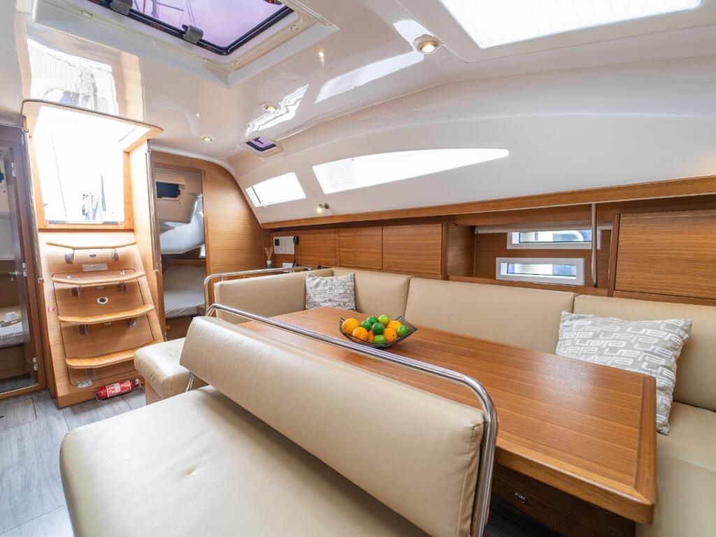 Sailing yacht 