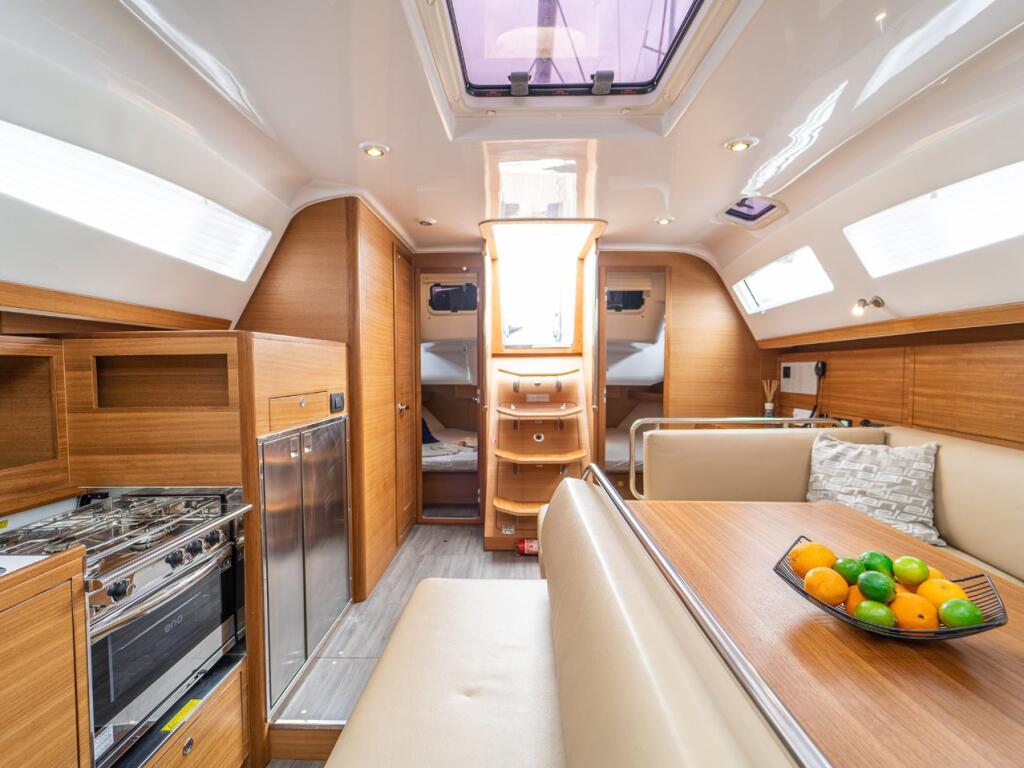 Sailing yacht 