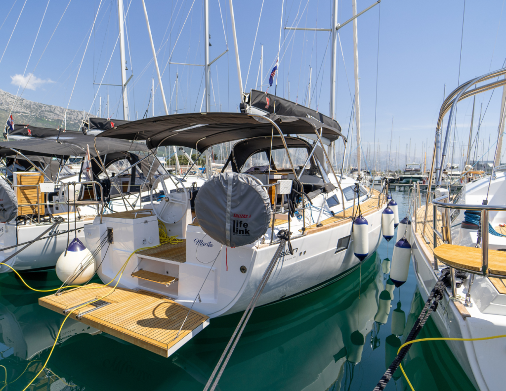 Sailing yacht 