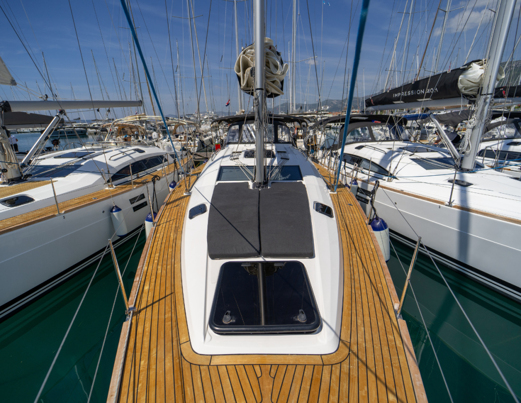 Sailing yacht 
