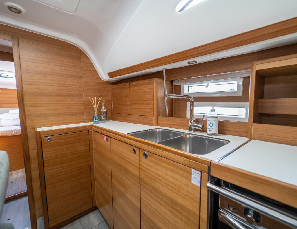 Sailing yacht 
