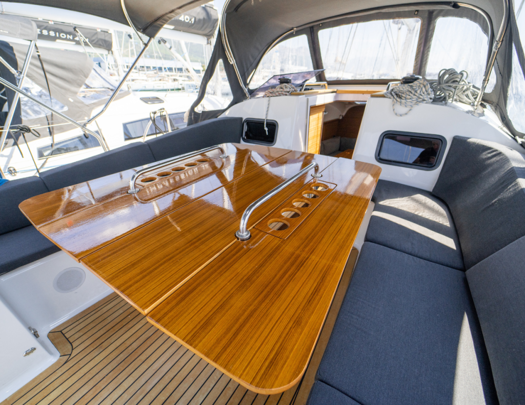 Sailing yacht 