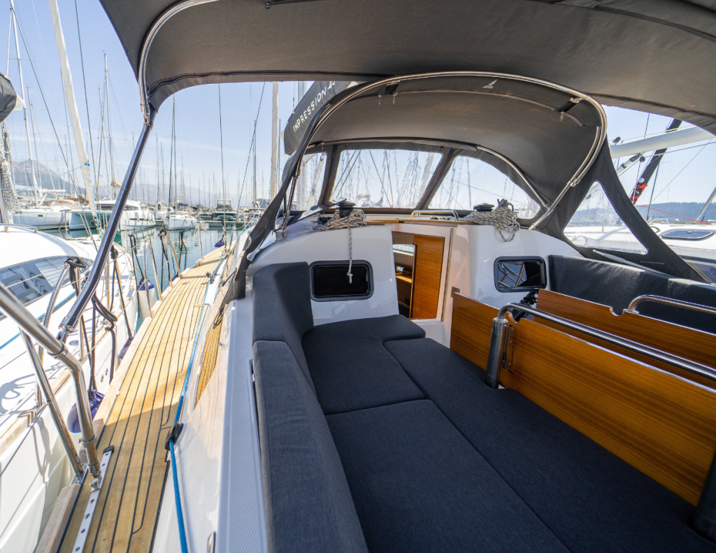 Sailing yacht 