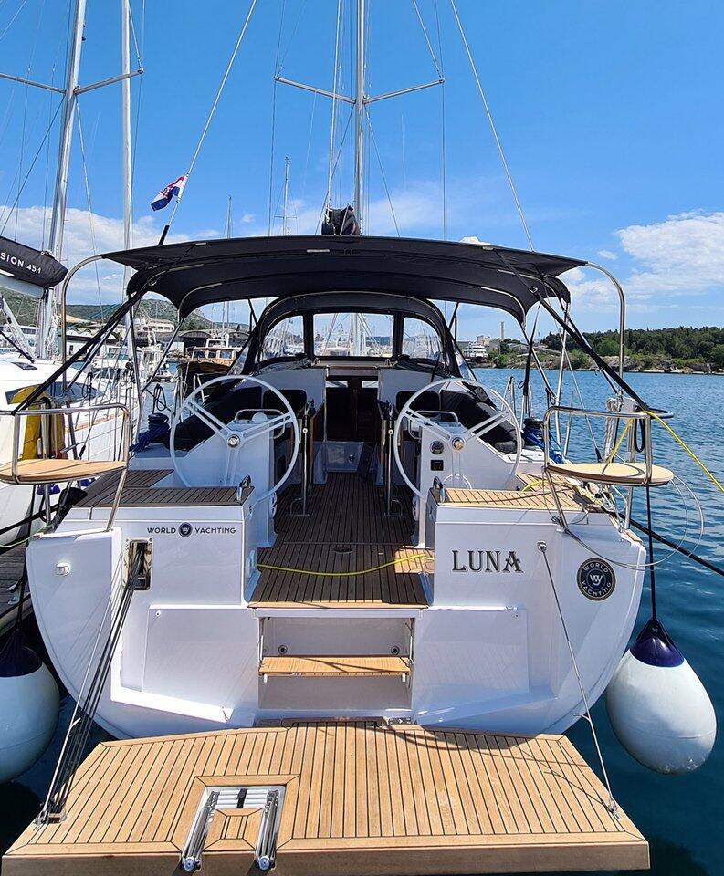 Sailing yacht 