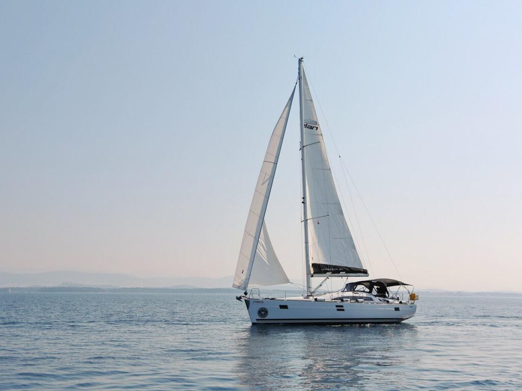Sailing yacht 