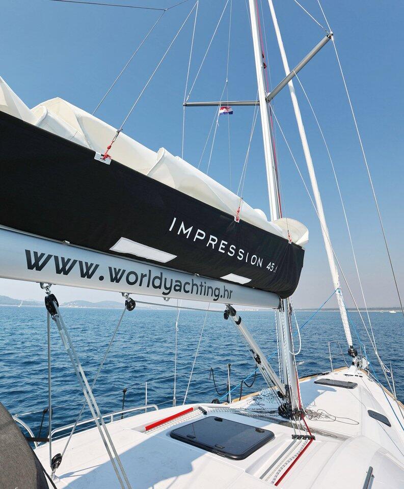 Sailing yacht 