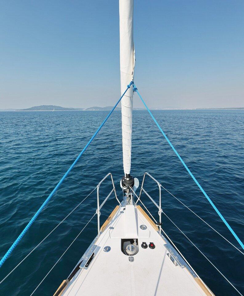 Sailing yacht 