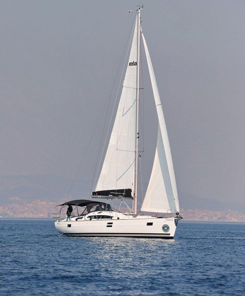Sailing yacht 