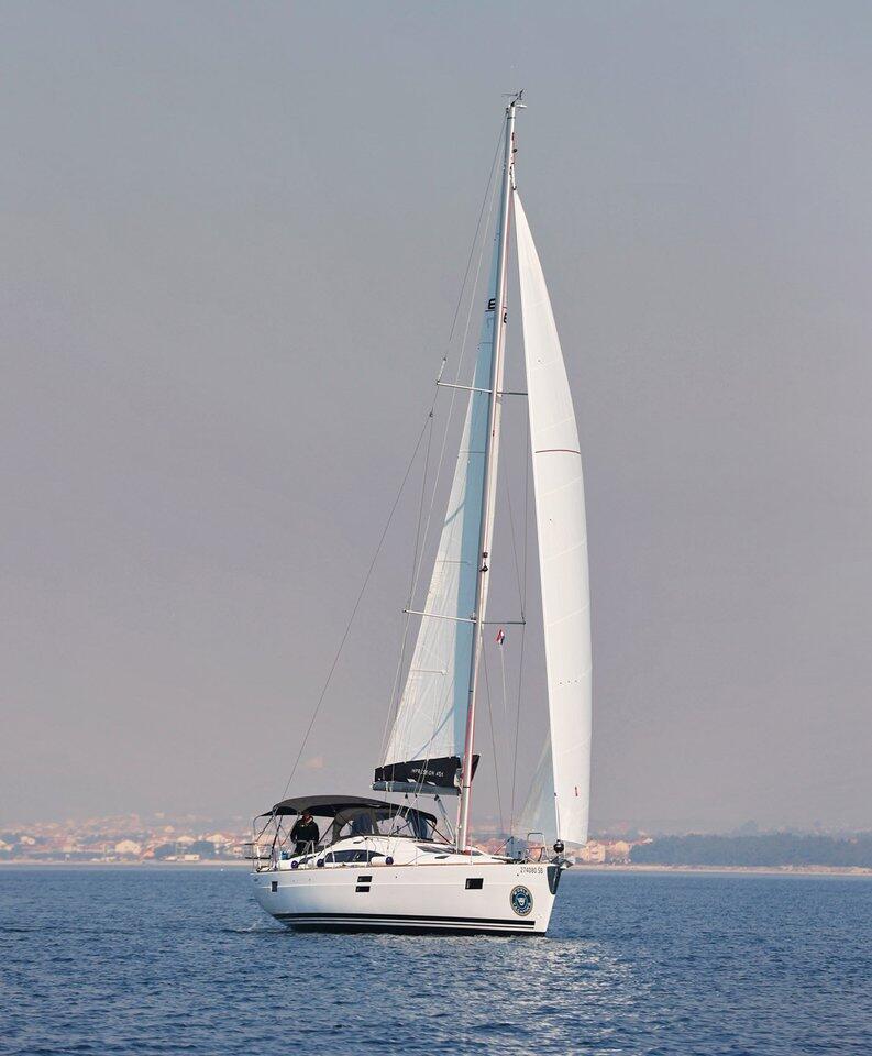 Sailing yacht 