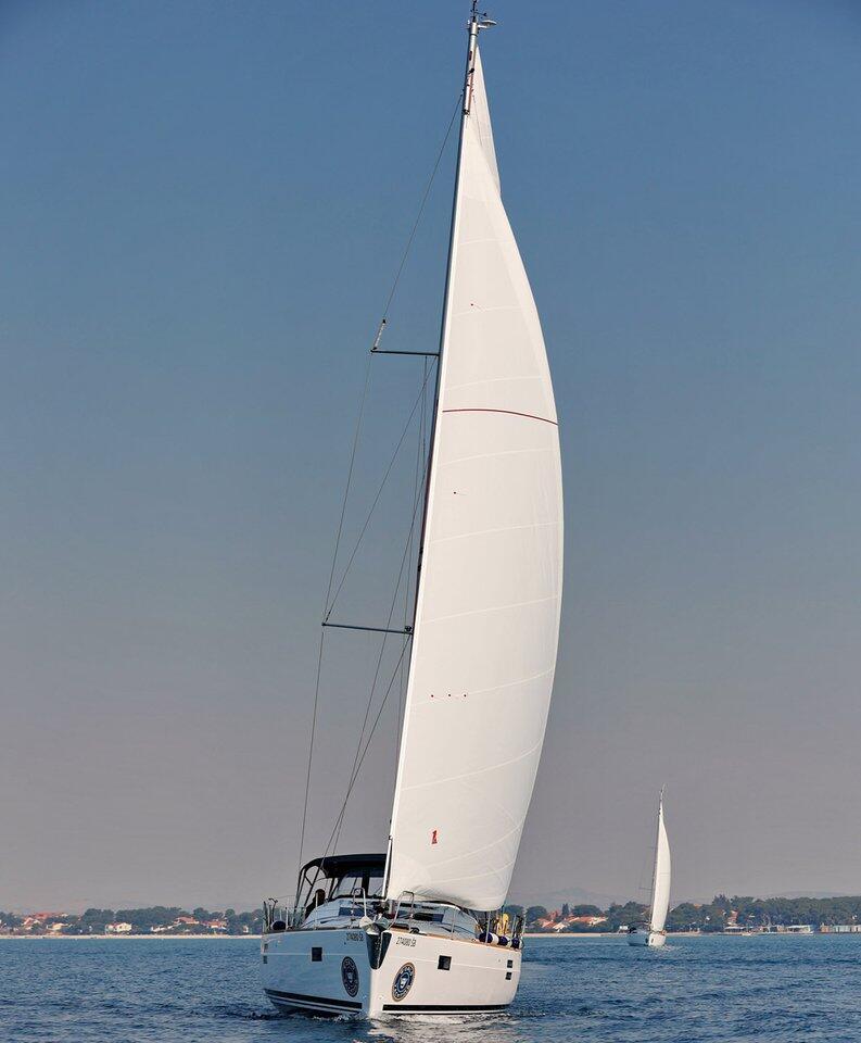 Sailing yacht 