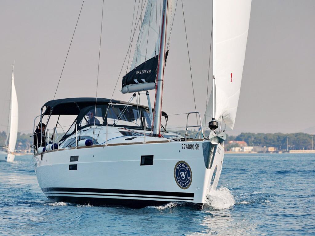Sailing yacht 
