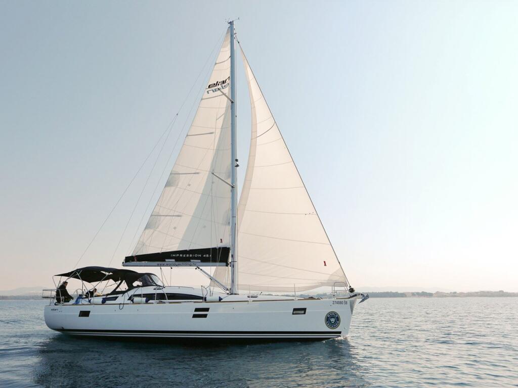 Sailing yacht 