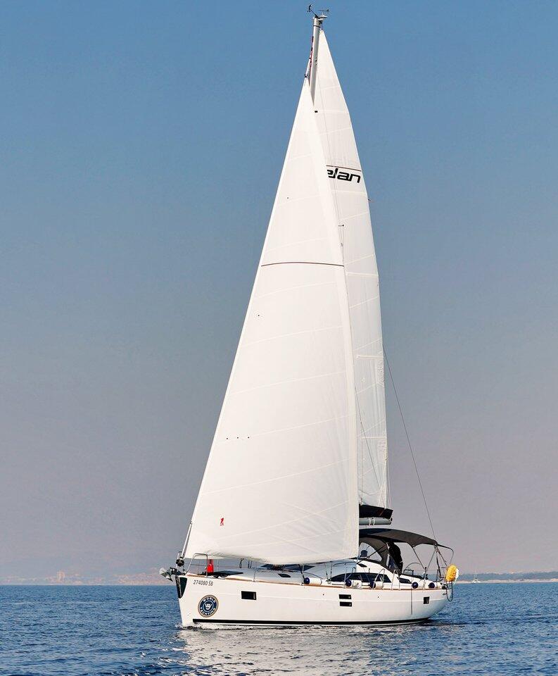 Sailing yacht 