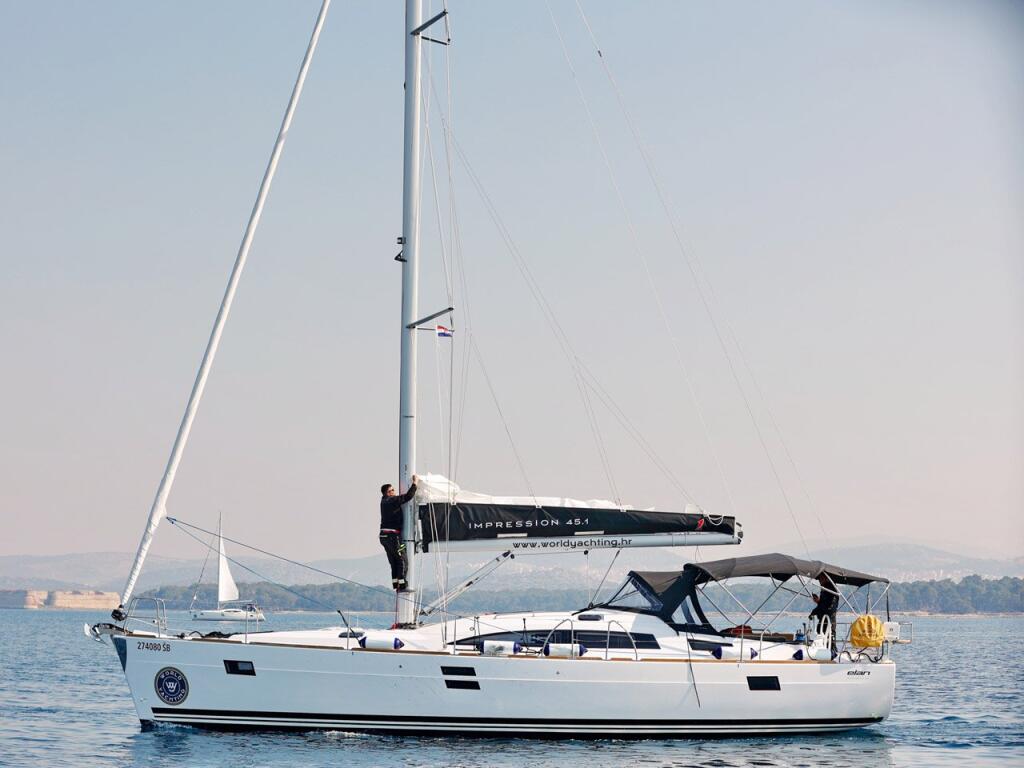 Sailing yacht 