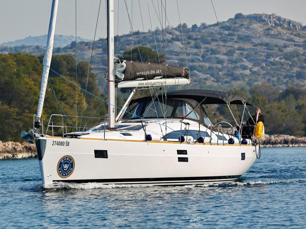 Sailing yacht 