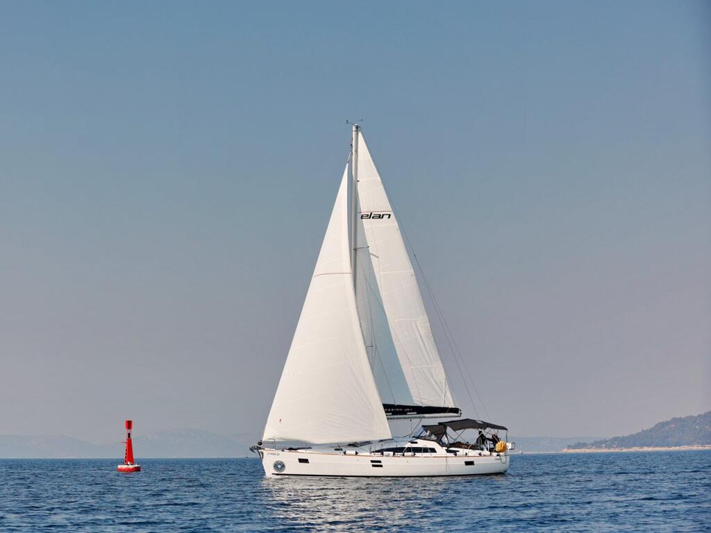 Sailing yacht 