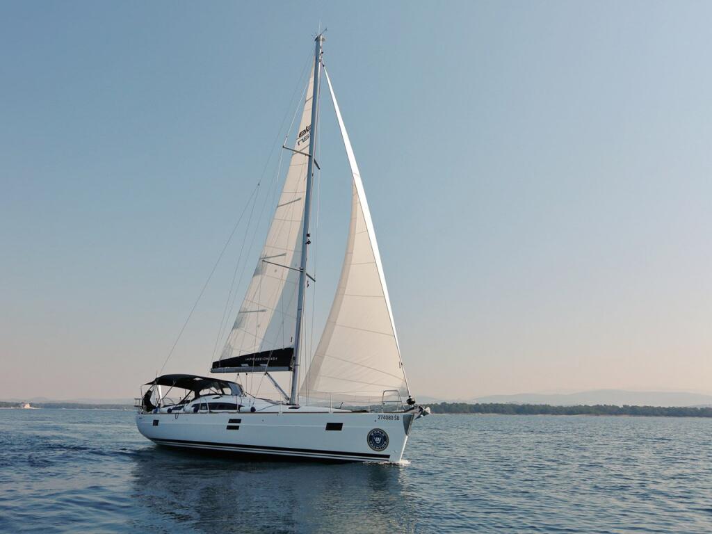 Sailing yacht 