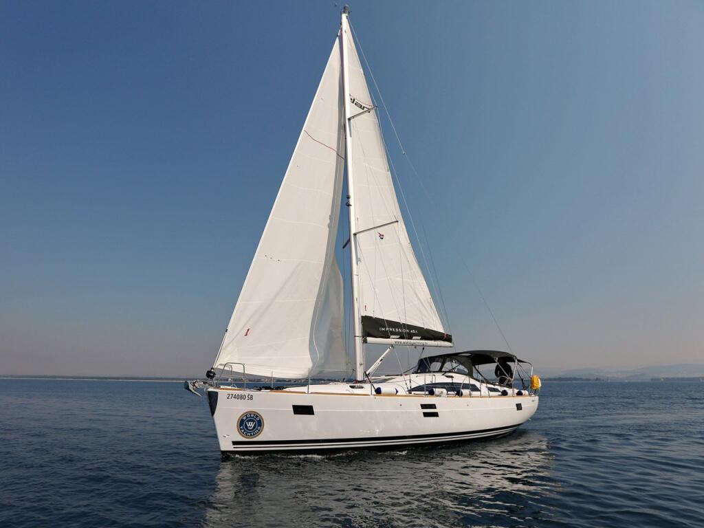Sailing yacht 