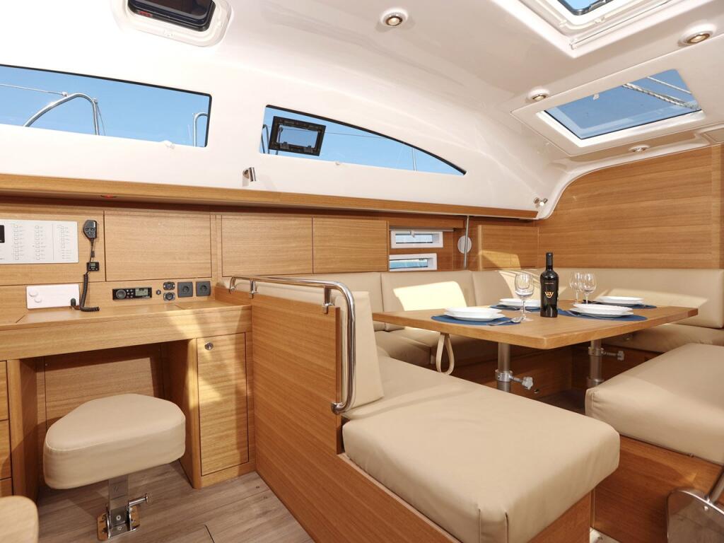 Sailing yacht 