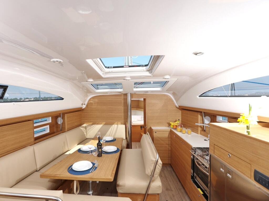Sailing yacht 