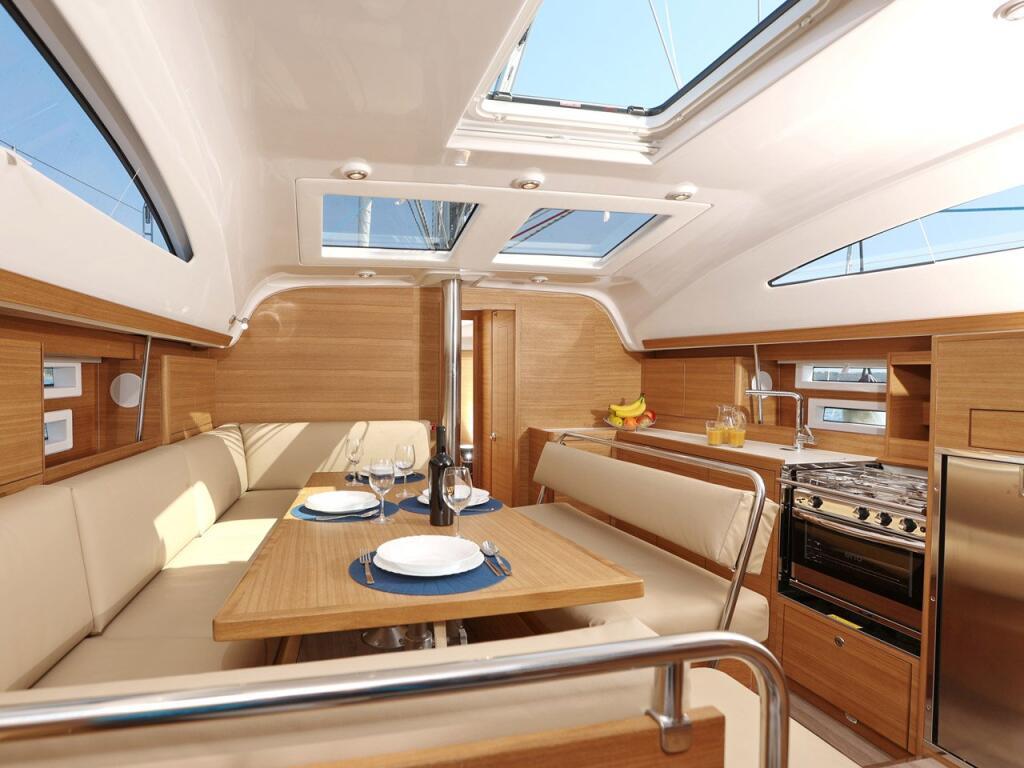 Sailing yacht 