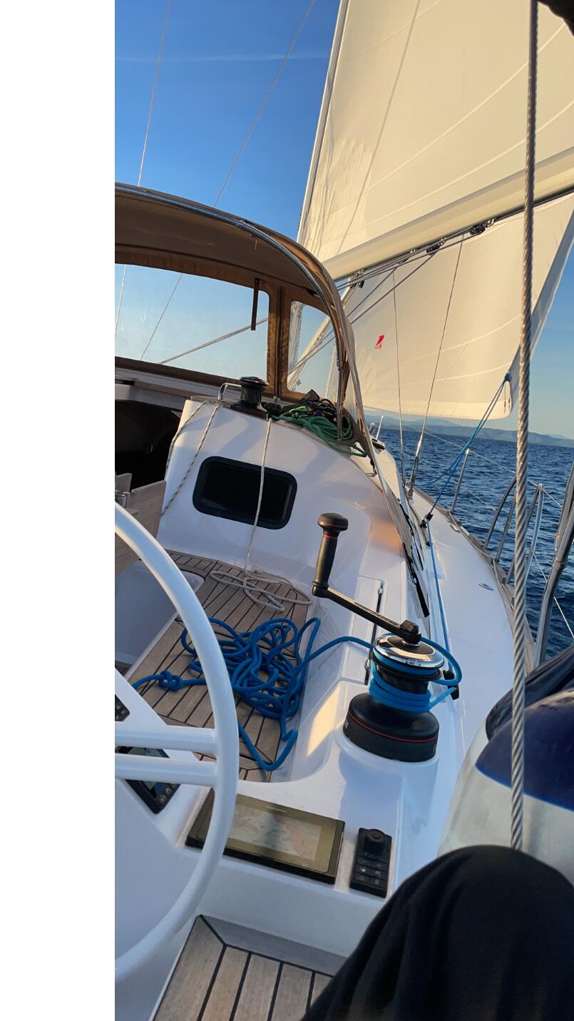 Sailing yacht 