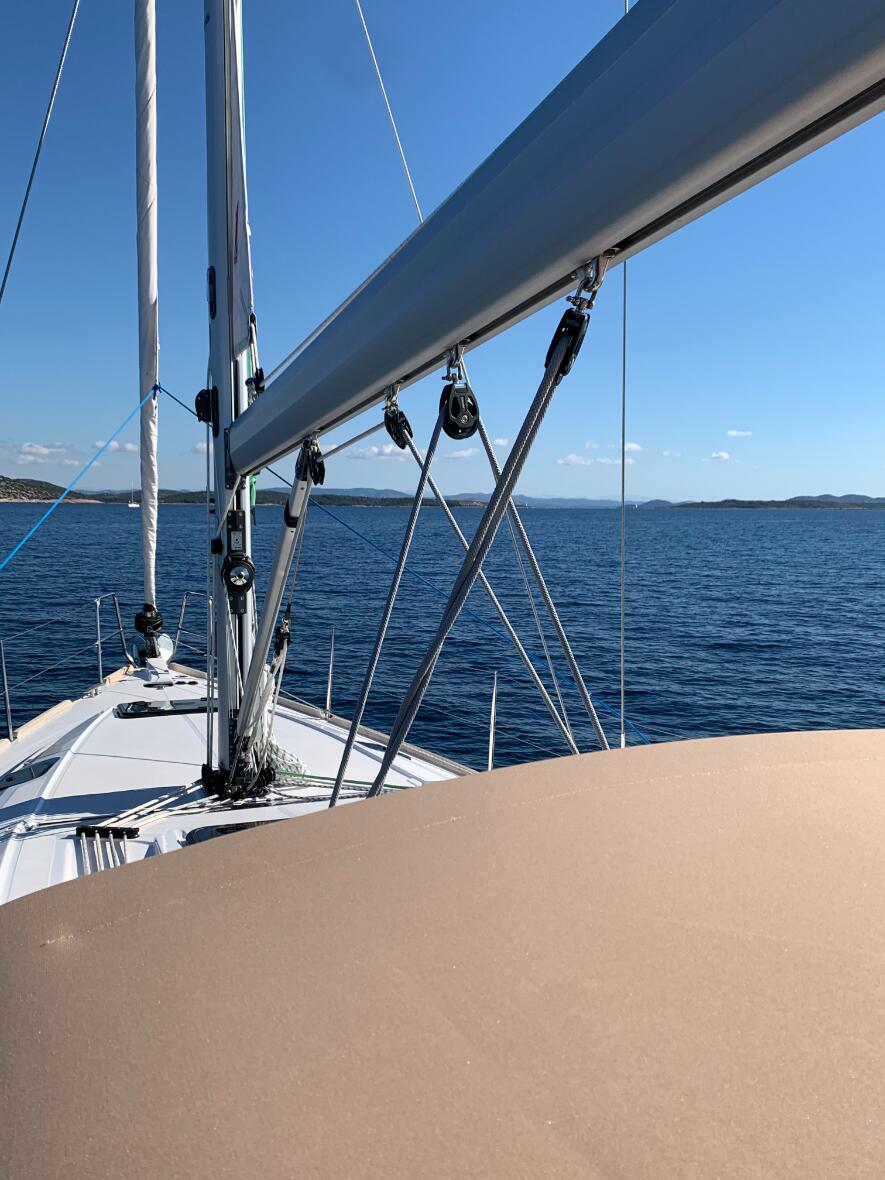 Sailing yacht 