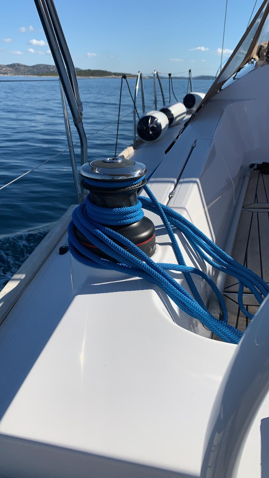Sailing yacht 