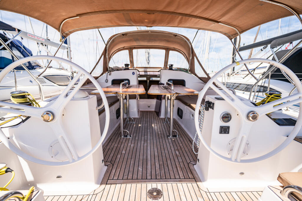 Sailing yacht 