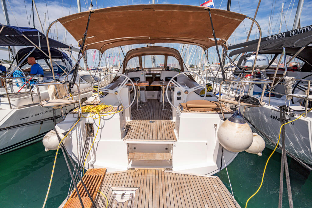 Sailing yacht 