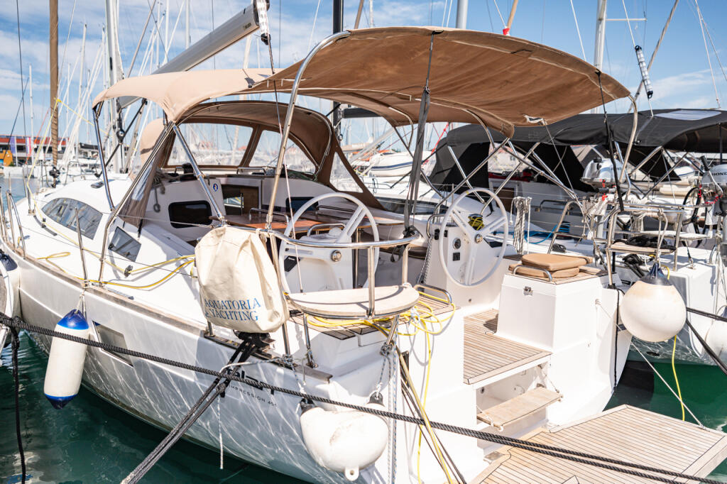 Sailing yacht 