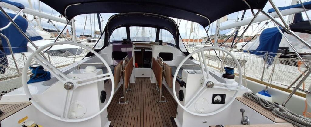 Sailing yacht 