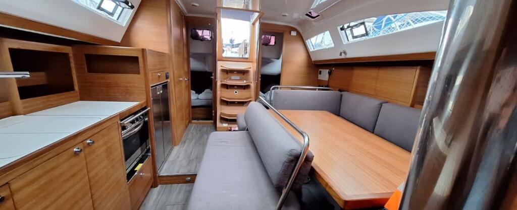 Sailing yacht 
