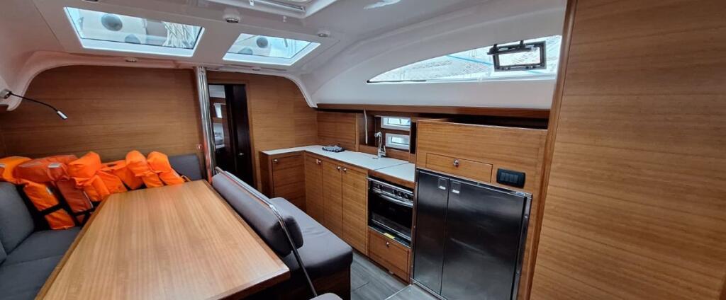 Sailing yacht 