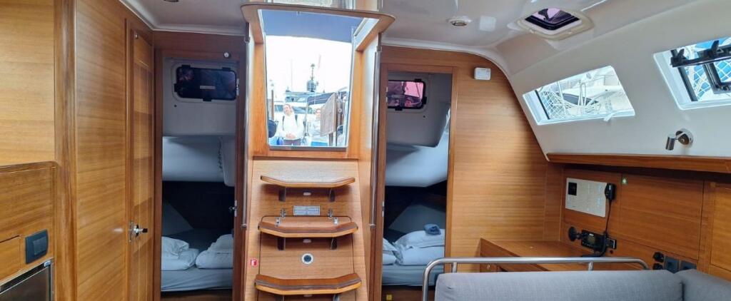 Sailing yacht 