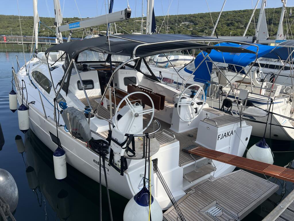 Sailing yacht 