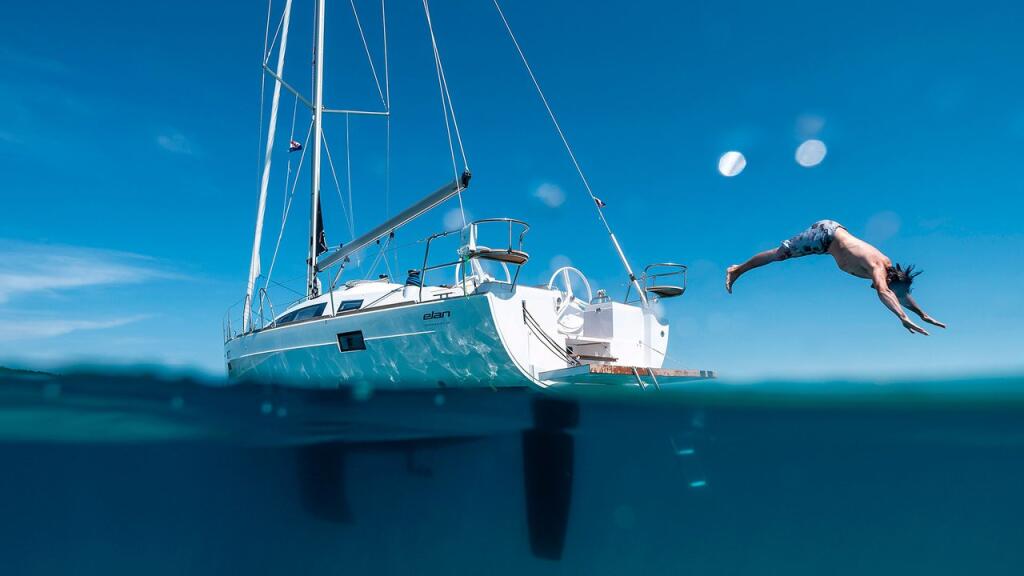 Sailing yacht 